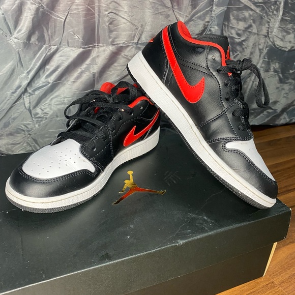 Nike Air Jordan 1 Low Retro White Toe - Picture 2 of 5